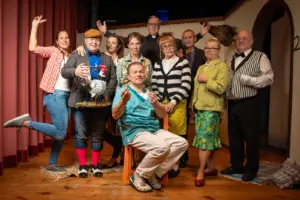 Eine Gruppe von Personen posiert in verschiedenen Kostümen