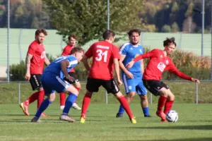 Sechs Fußballer beim Kampf um den Ball.