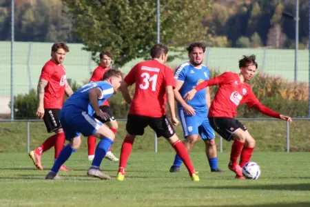 Kindberg und Krieglach stehen im Cup-Viertelfinale Sechs Fußballer beim Kampf um den Ball.