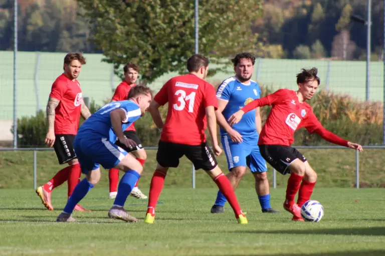Kindberg und Krieglach stehen im Cup-Viertelfinale Sechs Fußballer beim Kampf um den Ball.