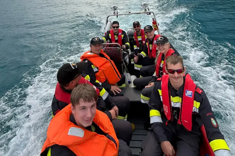 St. Barbara: Feuerwehr im nassen Element Eine Gruppe von Personen mit Schwimmwesten fährt in einem Boot über einen See