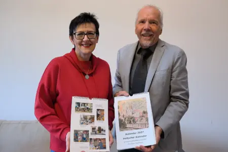 Ein neuer Veitscher Kalender Ein Mann und eine Frau präsentieren einen Kalender