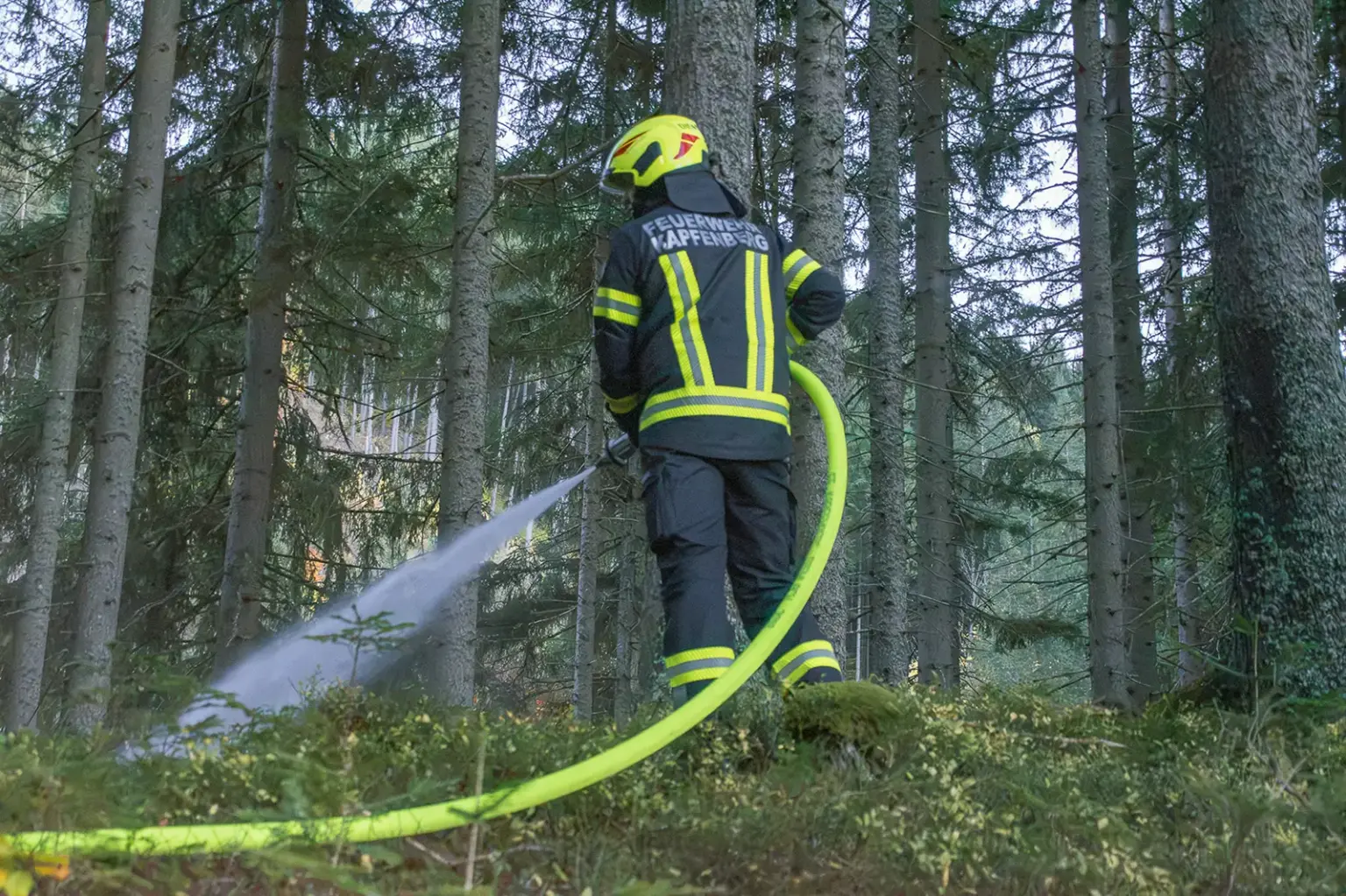 Einsatzübung der Feuerwehr in St. Marein Ein Feuerwehrmann bei Löscharbeiten im Wald