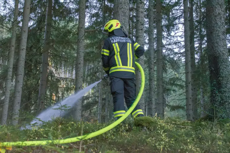 Einsatzübung der Feuerwehr in St. Marein Ein Feuerwehrmann bei Löscharbeiten im Wald