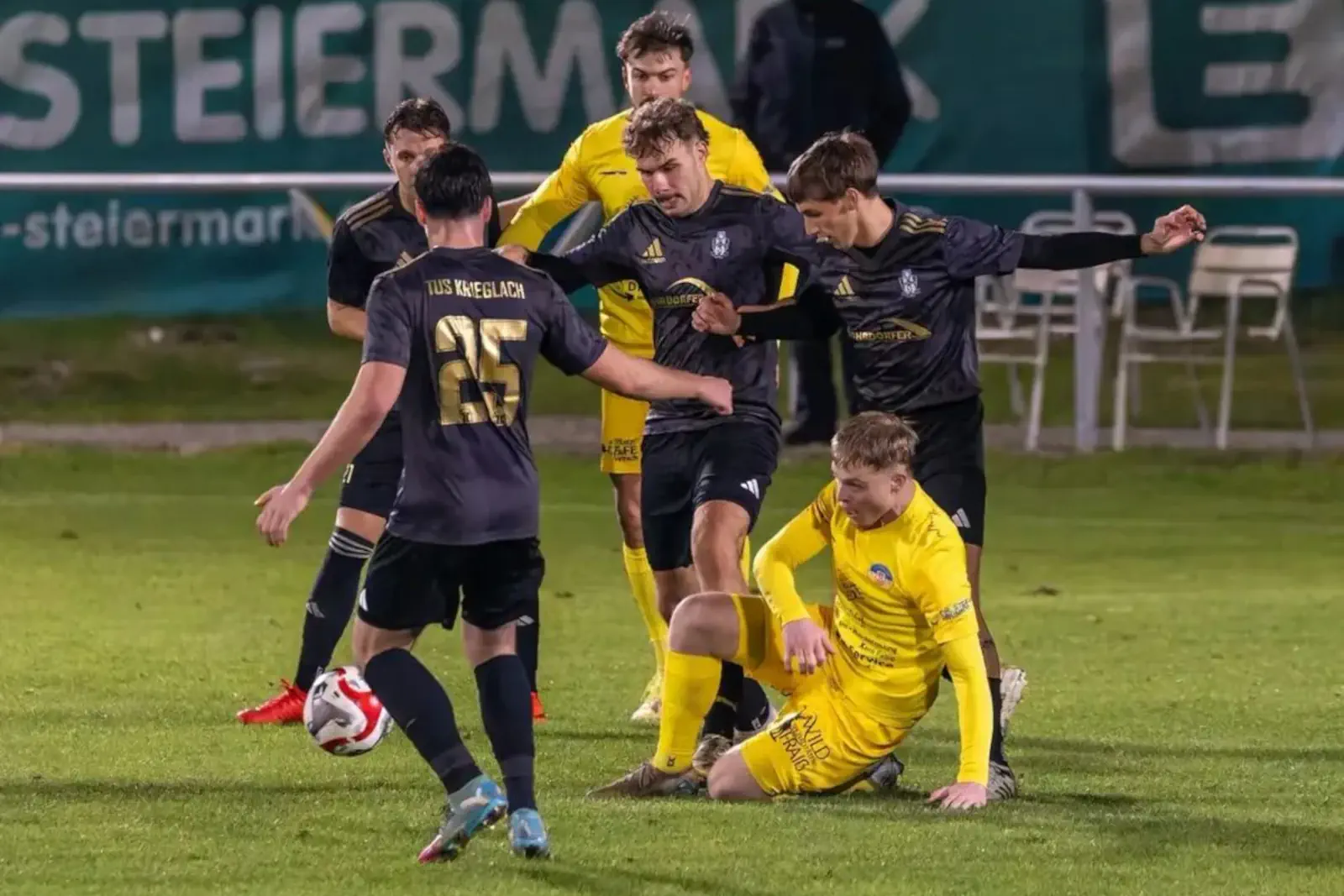 Sechs Fußballer beim Kampf um den Ball.