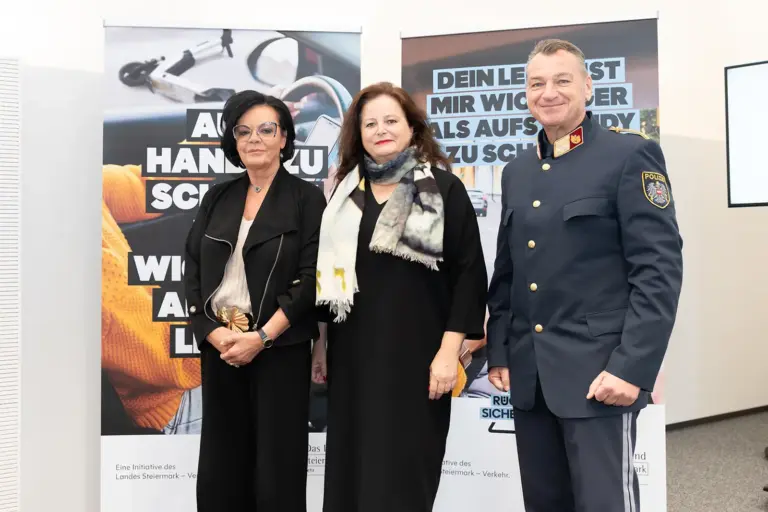 Steiermark: Kampagne zur Verkehrssicherheit Ein Mann in Uniform und zwei Frauen stehen vor zwei Roll-ups