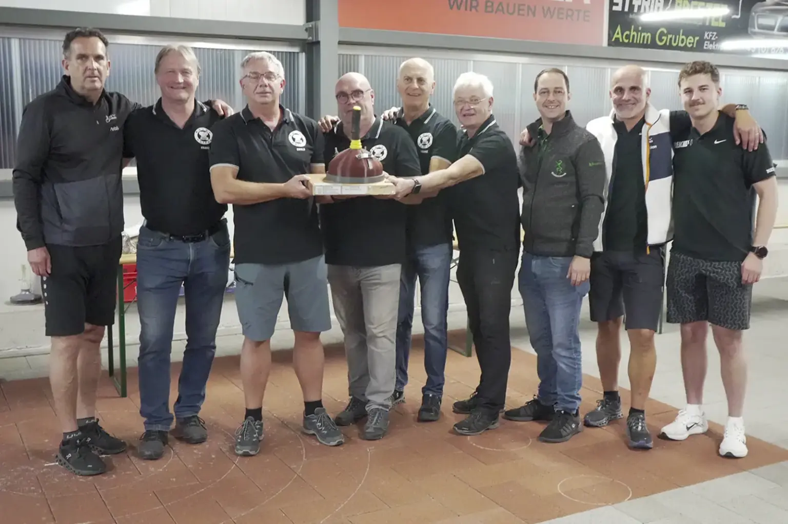 Hobbyköche gewannen den Trabocher Vereinscup Neun Männer posieren mit einer Trophäe