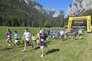 Zahlreiche Läuferinnen und Läufer starten bei einem Volkslauf in Tragöß-St. Katharein. Bei strahlendem Sonnenschein führt die Strecke durch die eindrucksvolle Bergkulisse der Region.
