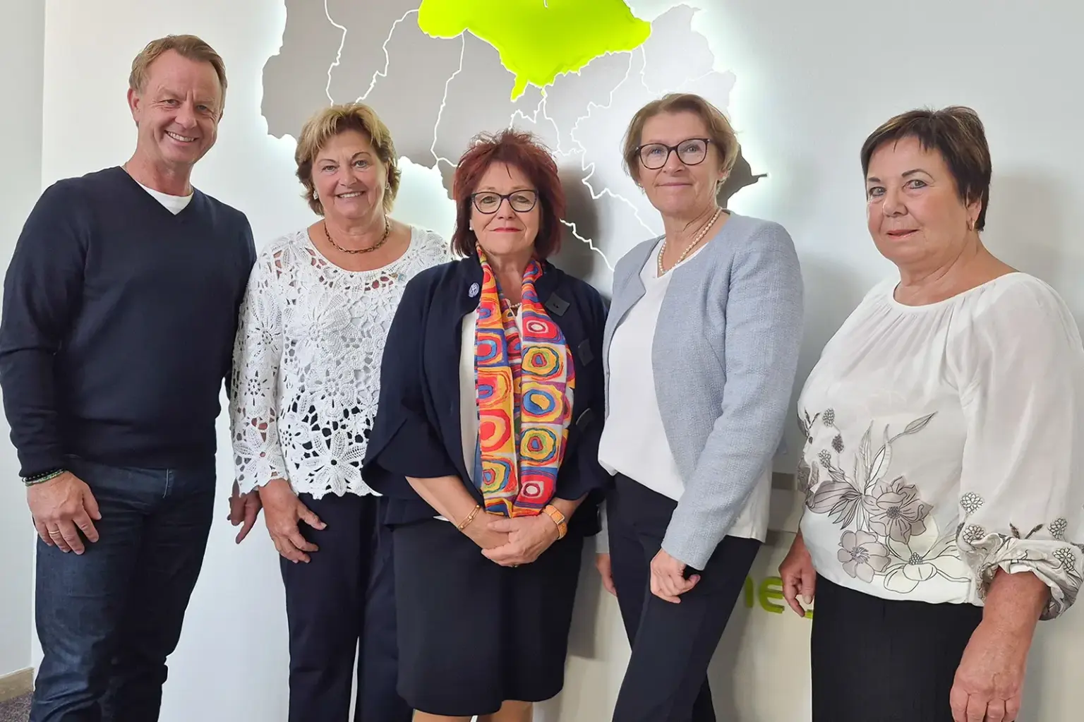 Amtswechsel im Kiwanis Club Trofaiach Vier Frauen und ein Mann stehen vor einer Wand mit einer Landkarte