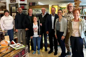 Eine Gruppe von Personen steht in einem Geschäft