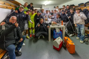 Fußballer feiern in der Kabine.