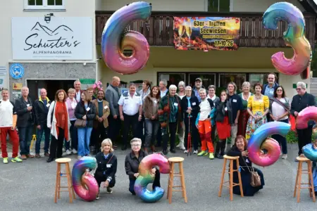 Turnau: Eine Feier rund um die Zahl 63 Eine große Gruppe von Personen steht mit Luftballonen vor einem Haus