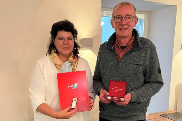 Vordernberg: Auszeichnung für Walter Hubner Ein Mann und eine Frau halten eine Urkunde und eine Schatulle