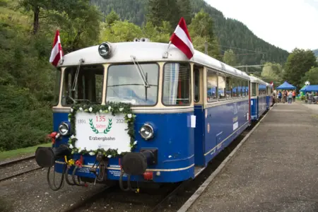 Themenfahrten der Erzbergbahn im Herbst Ein festlich geschmückter alter Zug auf Schienen