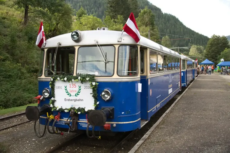 Themenfahrten der Erzbergbahn im Herbst Ein festlich geschmückter alter Zug auf Schienen