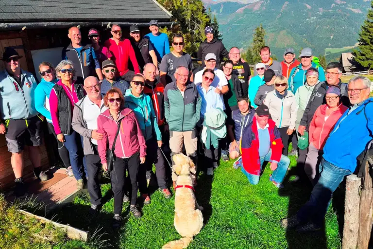 Wandertag der Feuerwehrfamilien in Wald am Schoberpaß Eine Gruppe von Wanderern steht an einem sonnigen Tag vor einer Almhütte