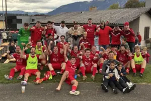 Die Spieler jubeln gemeinsam über die Tabellenspitze.