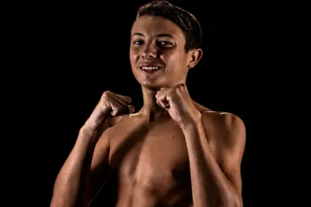 Ein Wrestler in Pose.