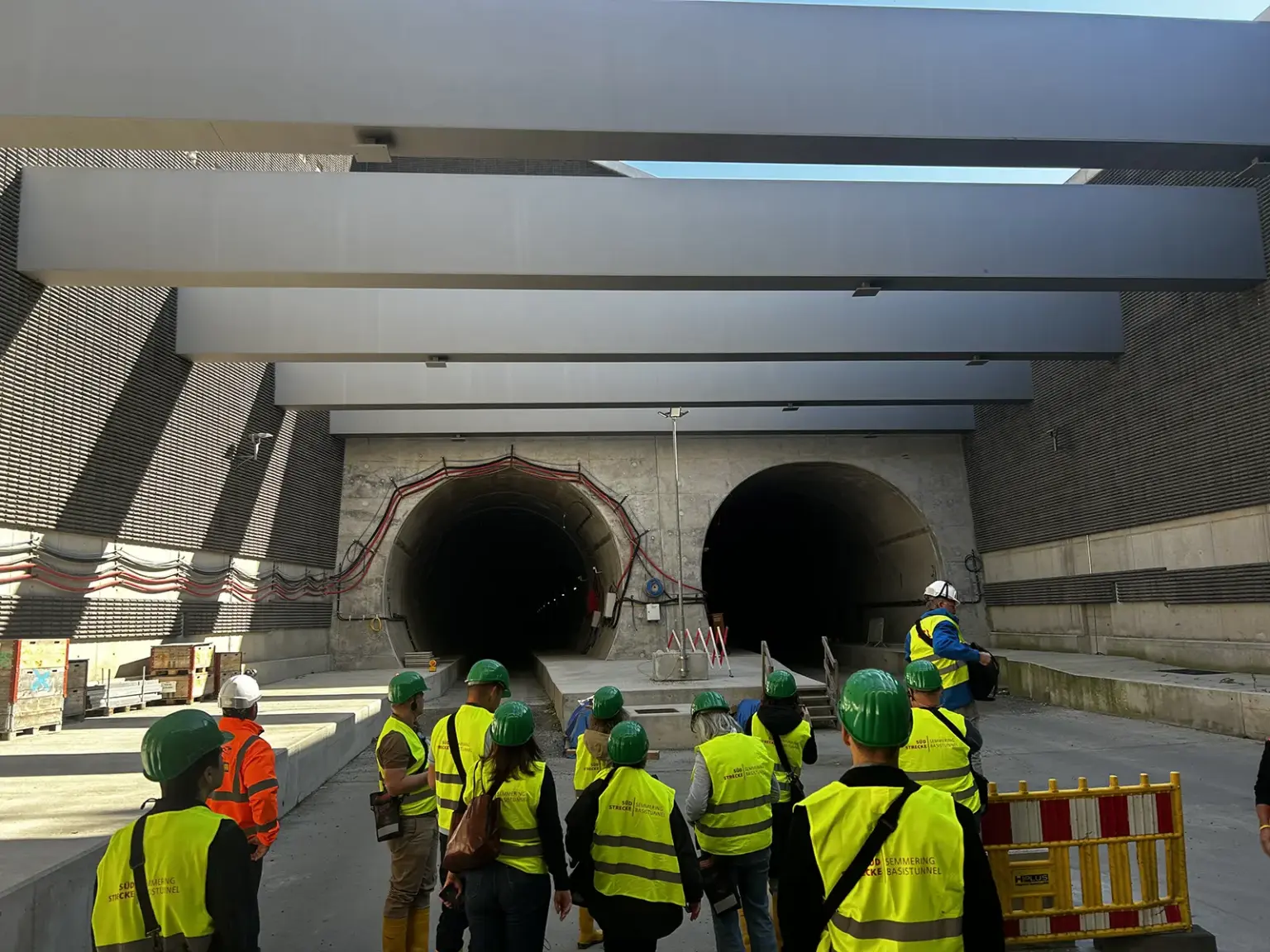Eine Gruppe Menschen vor einem Tunnelportal.