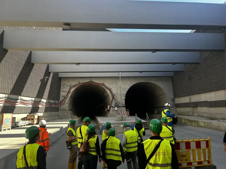 Semmeringtunnel: Mindestens haltbar bis ins Jahr 2180 Eine Gruppe Menschen vor einem Tunnelportal.